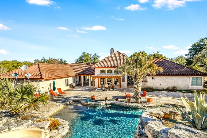 25909 Hamilton Pool Rd, Round Mountain, TX à vendre - Photo du bâtiment - Image 3 de 15