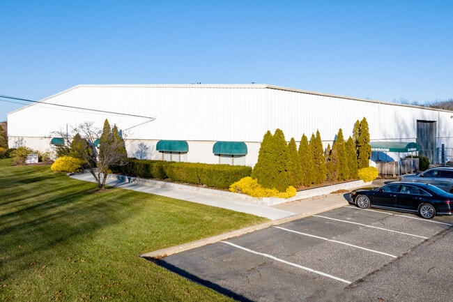 Plus de détails pour 885 Waverly Ave, Holtsville, NY - Industriel à louer