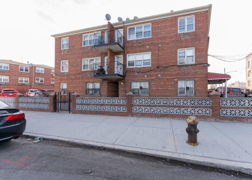 7962 68th Ave, Middle Village, NY à vendre - Photo du bâtiment - Image 1 de 26