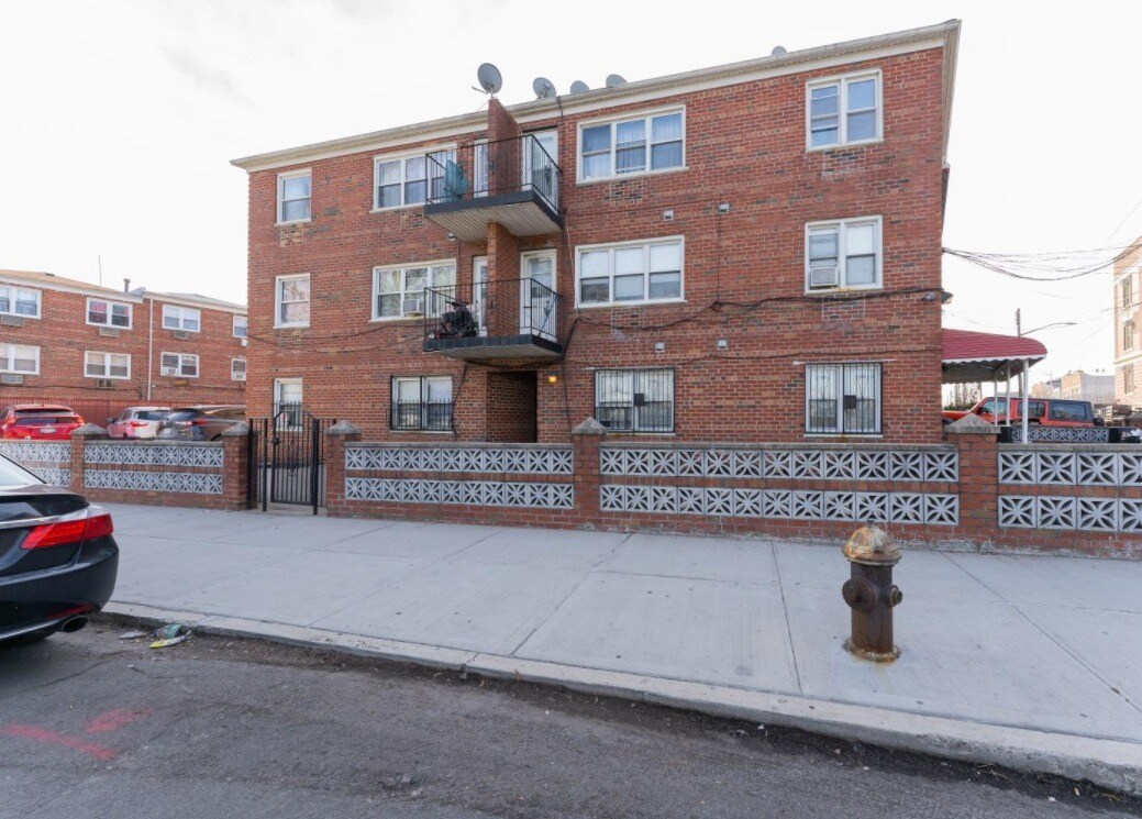 7962 68th Ave, Middle Village, NY à vendre Photo du bâtiment- Image 1 de 27