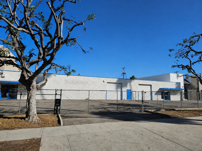 325-329 Mira Loma Ave, Glendale, CA for lease - Building Photo - Image 2 of 4