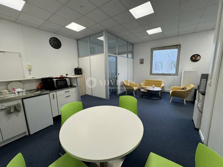 Office in Tremblay-en-France for lease - Interior Photo - Image 2 of 8