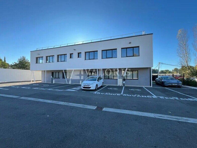 Commerce de détail dans Éguilles à louer - Photo du bâtiment - Image 2 de 20