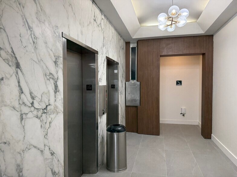 299 Alhambra Cir, Coral Gables, FL à louer - Photo du bâtiment - Image 2 de 9