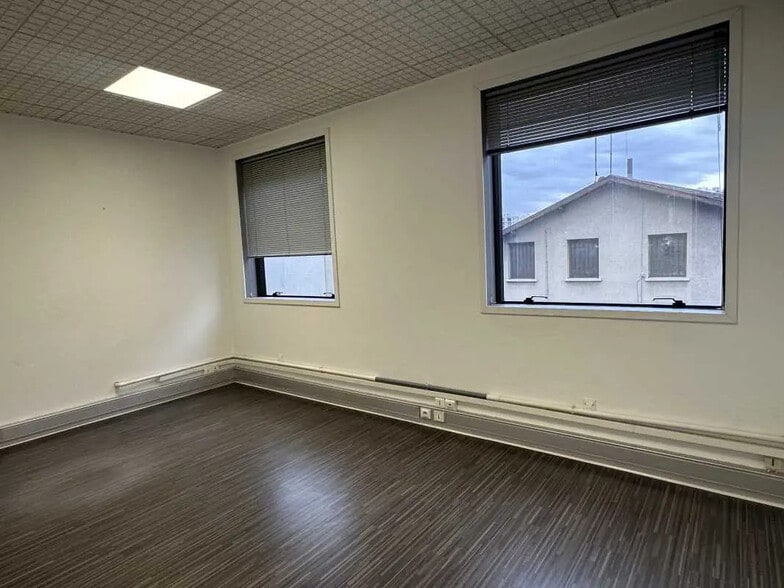Bureau dans Décines-Charpieu à louer - Photo du bâtiment - Image 3 de 17