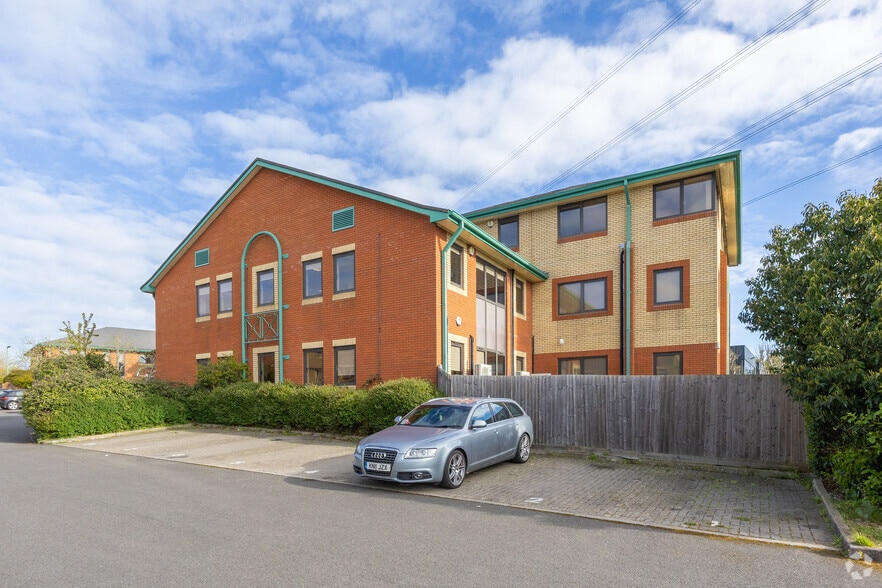 Smeaton Clos, Aylesbury for lease - Primary Photo - Image 1 of 12