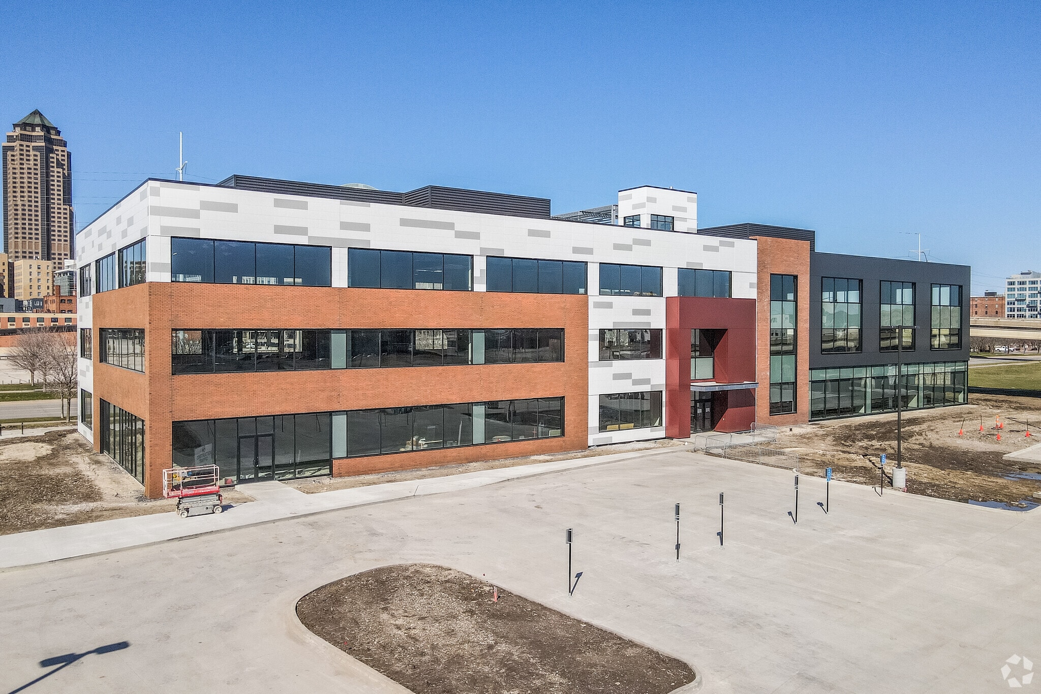 220 SW 9th St, Des Moines, IA for lease Primary Photo- Image 1 of 24