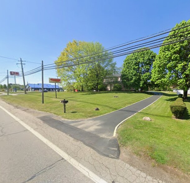 805 W Maple St, Hartville, OH à vendre - Photo du bâtiment - Image 2 de 4