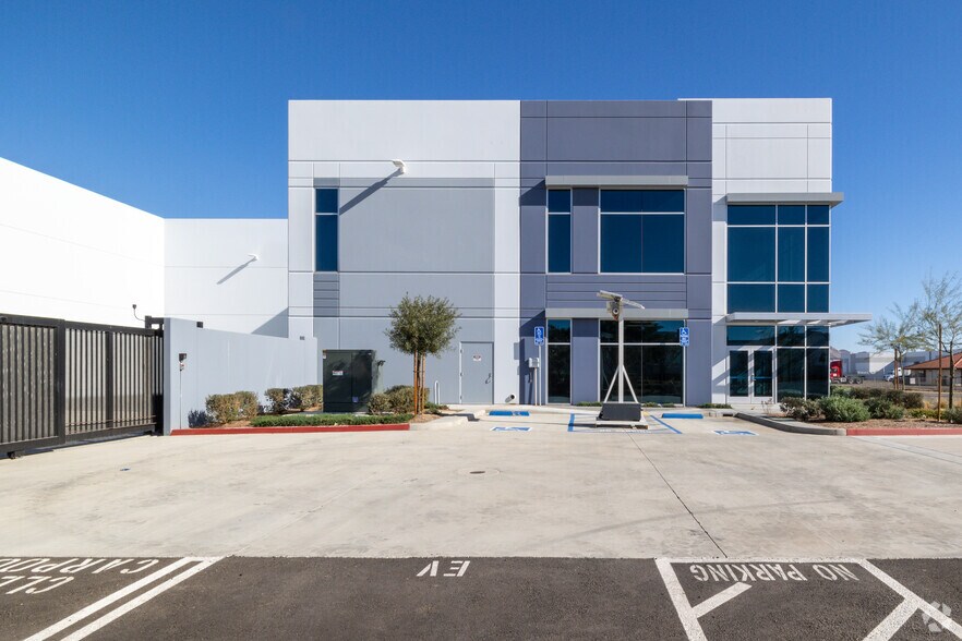 24830 Rivard Rd, Moreno Valley, CA à louer - Photo du bâtiment - Image 2 de 6