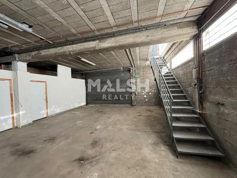 Flex in Saint-Étienne for lease - Interior Photo - Image 2 of 5