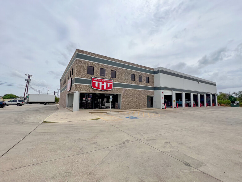 3940 N Panam Expy, San Antonio, TX for lease - Building Photo - Image 1 of 8