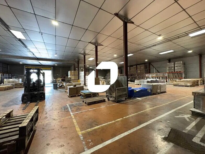 Office in Carbon-Blanc for lease - Interior Photo - Image 3 of 18