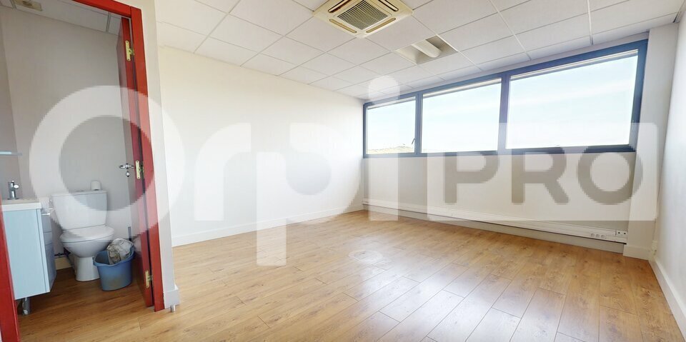 Office in CIVRIEUX-D'AZERGUES for lease Interior Photo- Image 1 of 3
