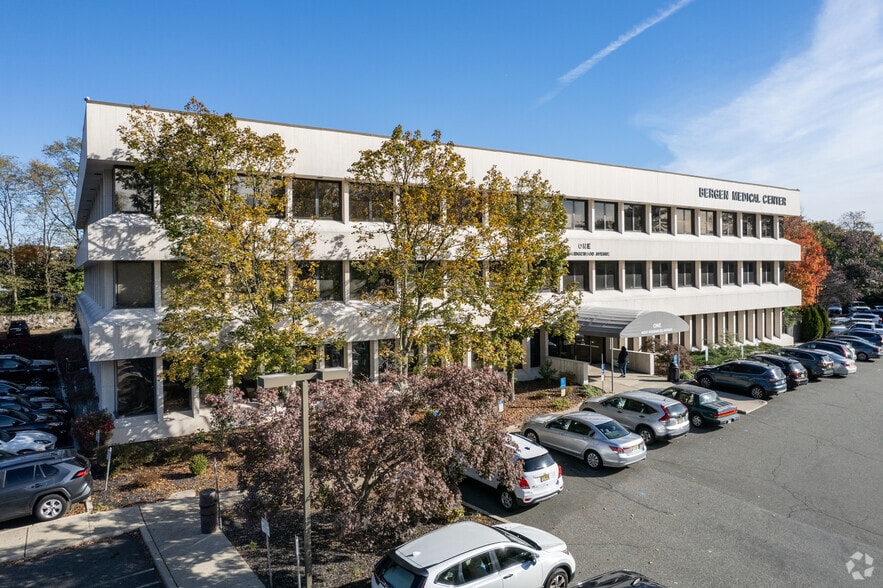 1 W Ridgewood Ave, Paramus, NJ for lease - Building Photo - Image 2 of 6