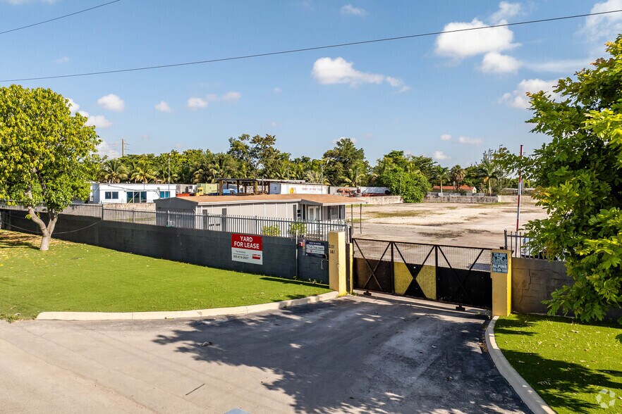 2111 NW 141st St, Opa-locka, FL à louer - Photo du bâtiment - Image 3 de 18