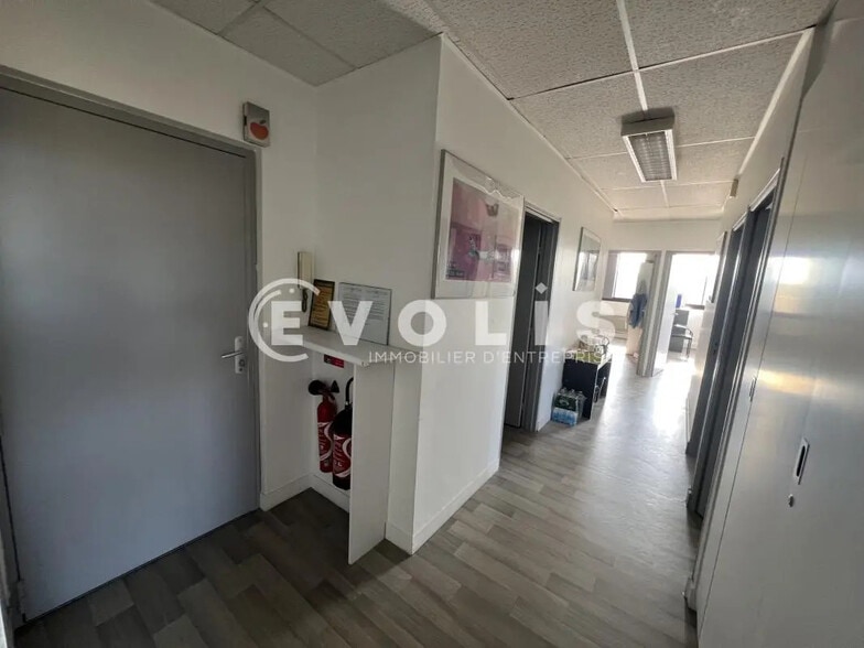 15 Rue De L'Universite, Noisy-le-Grand for lease - Interior Photo - Image 3 of 31