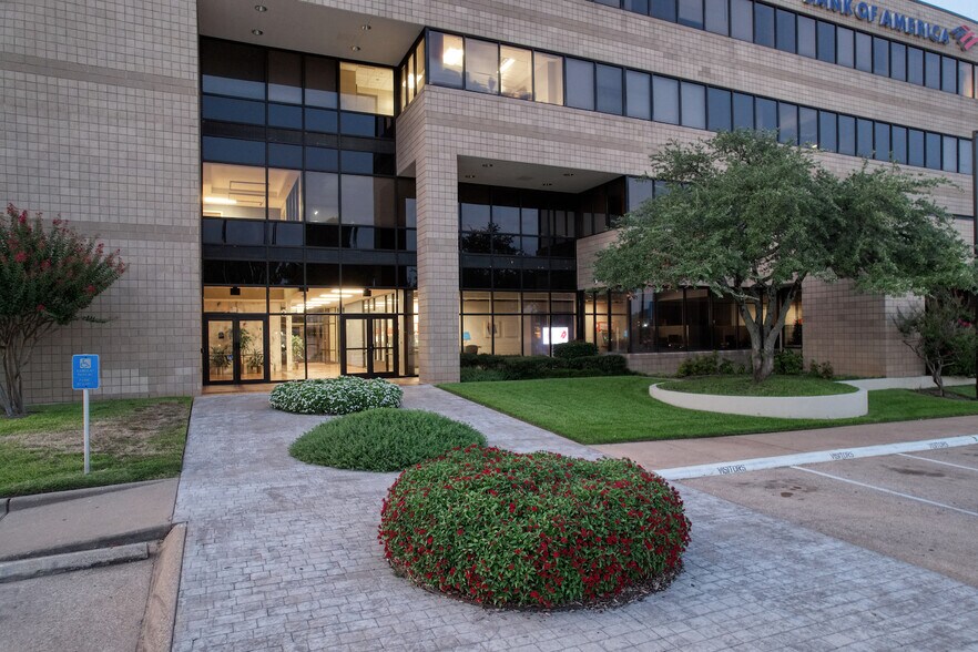 3301 Golden Rd, Tyler, TX à louer - Photo du bâtiment - Image 2 de 35