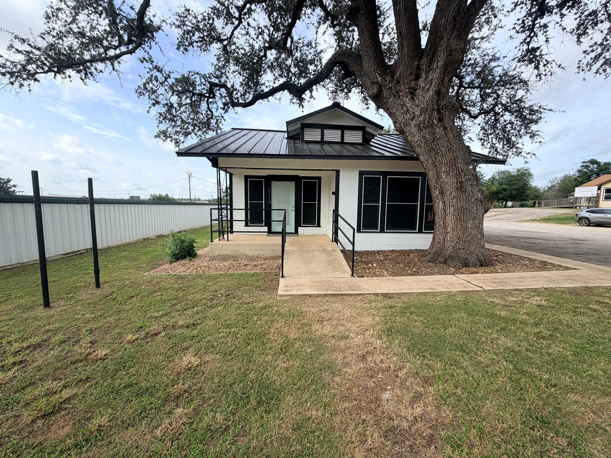 415 W Goodwin St, Pleasanton, TX à louer Photo du bâtiment- Image 1 de 3