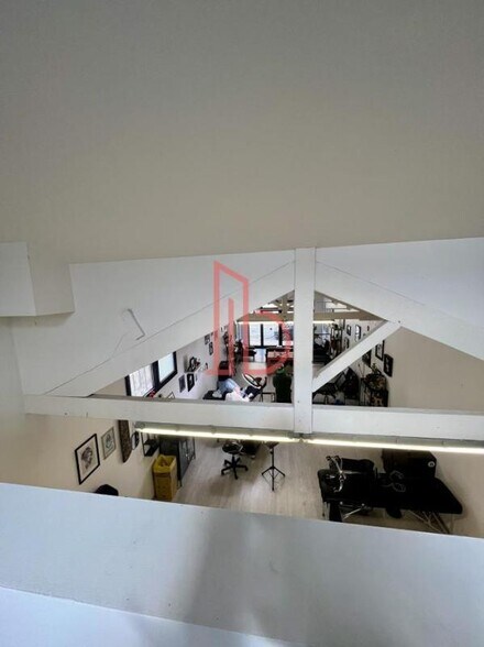 Office in Bordeaux for lease - Interior Photo - Image 2 of 4