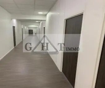 Office in Villeneuve-la-Garenne for lease - Interior Photo - Image 2 of 4