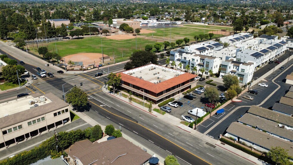 17772 Irvine Blvd, Tustin, CA à louer - Photo du bâtiment - Image 2 de 38