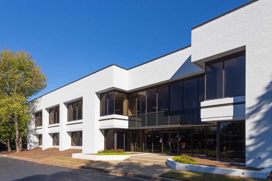 2110 Newmarket Pky SE, Marietta, GA à louer - Photo du bâtiment - Image 3 de 6