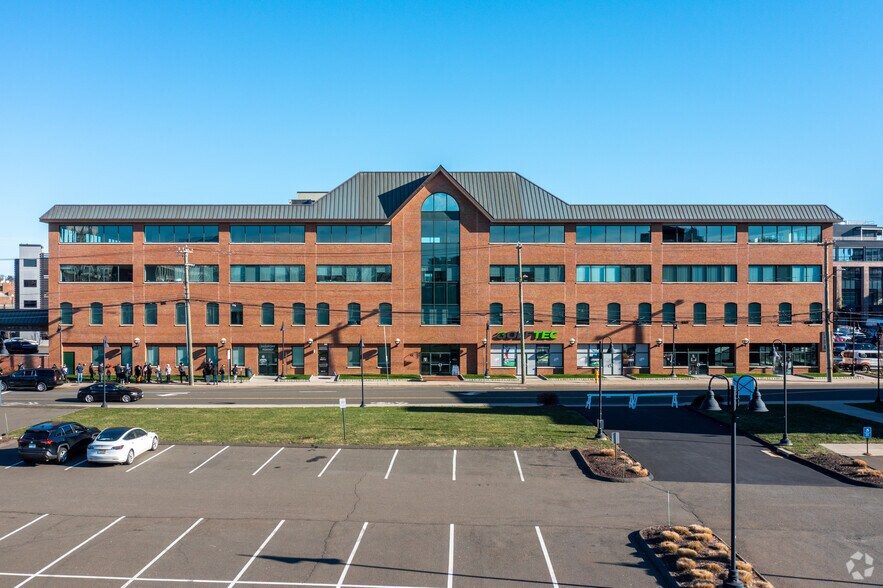 850 Canal St, Stamford, CT à louer - Photo du bâtiment - Image 2 de 4