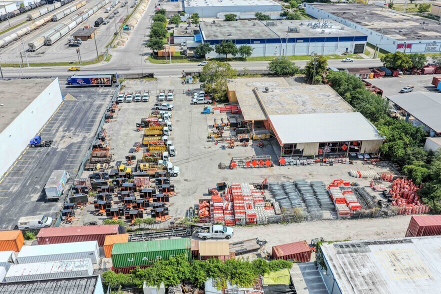 3570 NW 62nd St, Miami, FL à louer - Photo du bâtiment - Image 3 de 4