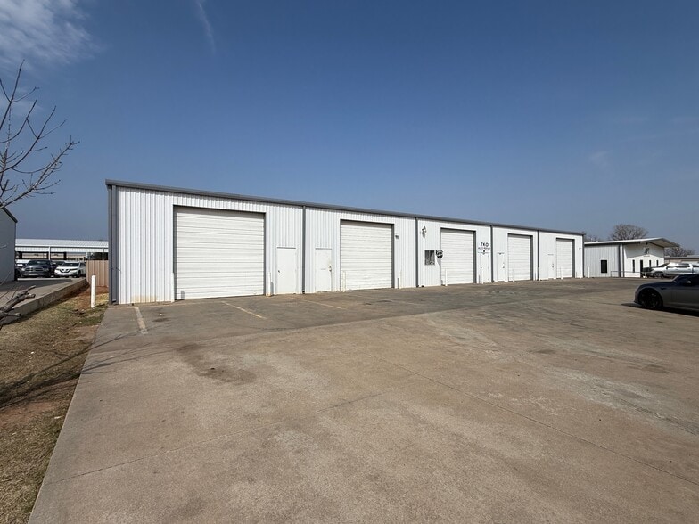 1101-1109 Industrial Dr, Yukon, OK for lease - Building Photo - Image 2 of 5