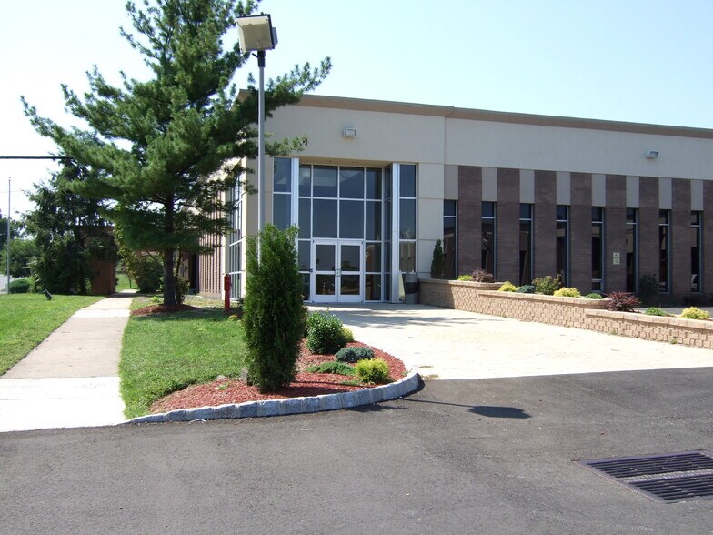 25 Kennedy Blvd, East Brunswick, NJ à louer - Photo du bâtiment - Image 2 de 10