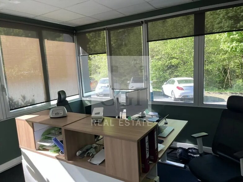 Bureau dans Lissieu à vendre - Photo du bâtiment - Image 2 de 12