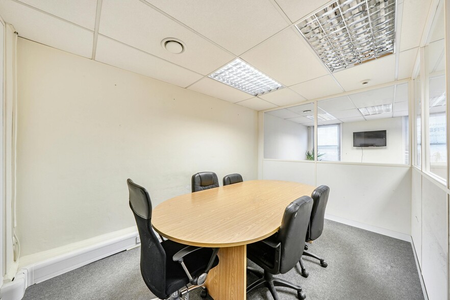 41 The Broadway, London for lease - Interior Photo - Image 2 of 7
