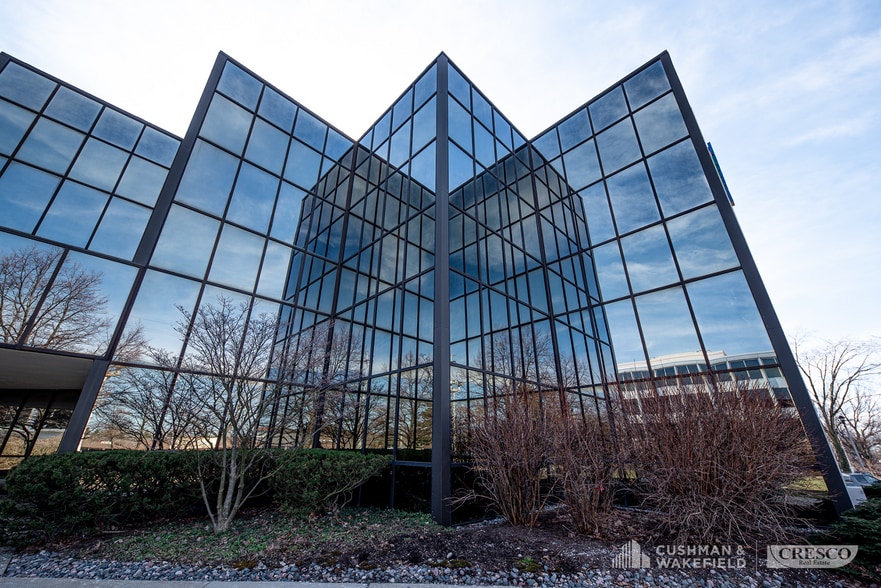 24400 Chagrin Blvd, Beachwood, OH à louer - Photo du bâtiment - Image 3 de 12