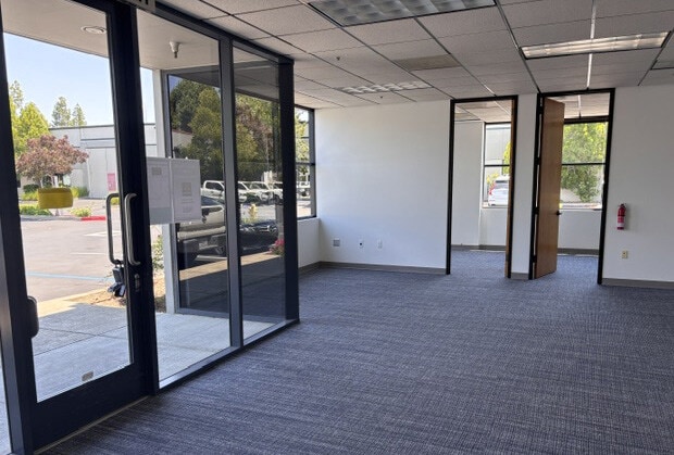 1063 Serpentine Ln, Pleasanton, CA for lease - Interior Photo - Image 3 of 8