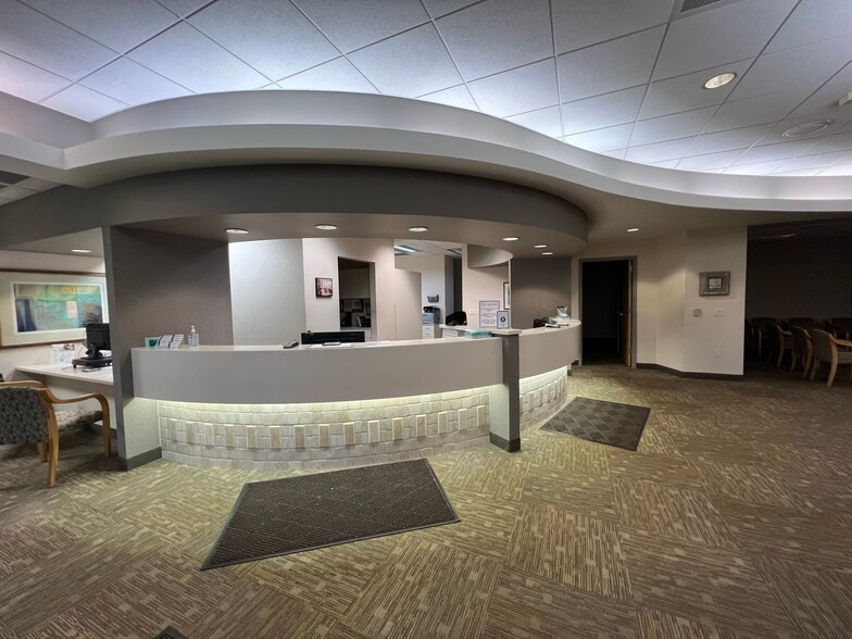 1875 West Pointe Dr, Oshkosh, WI for sale - Interior Photo - Image 2 of 30
