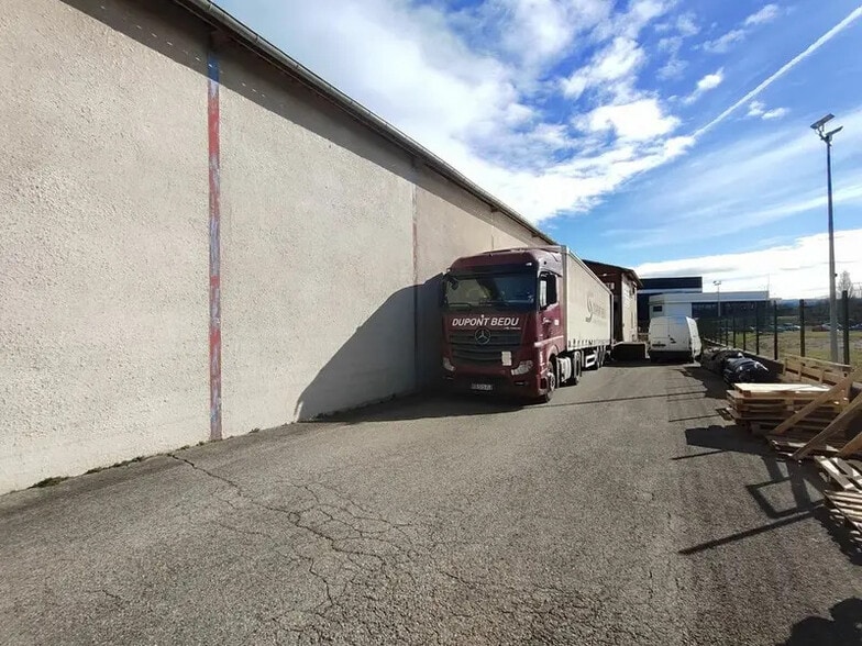 Flex in La Verpillière for lease - Building Photo - Image 3 of 7
