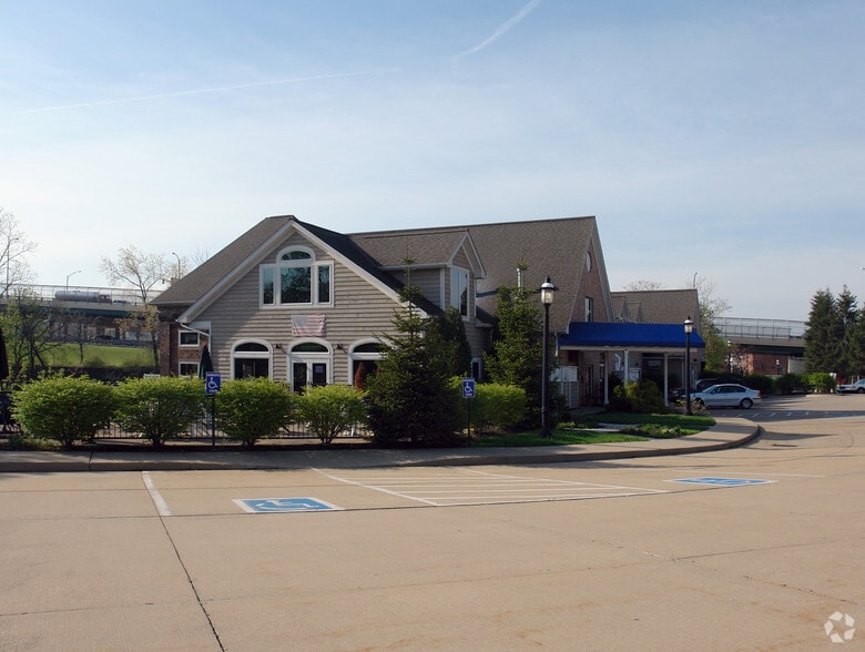 2291 Riverfront Pky, Cuyahoga Falls, OH for lease - Building Photo - Image 3 of 6