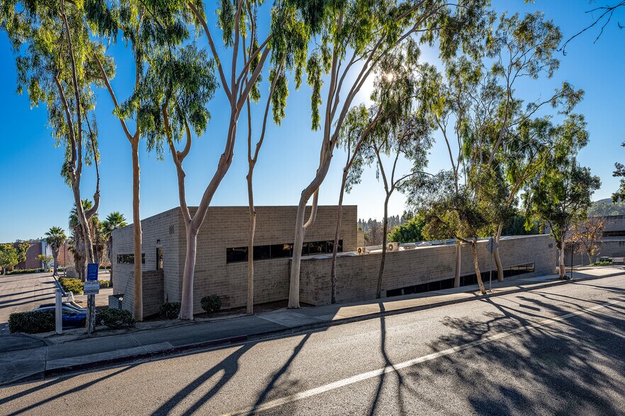 145 Thunder Dr, Vista, CA à vendre - Photo du bâtiment - Image 2 de 15