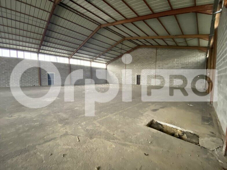 Flex in CIVRIEUX-D'AZERGUES for lease - Interior Photo - Image 2 of 3