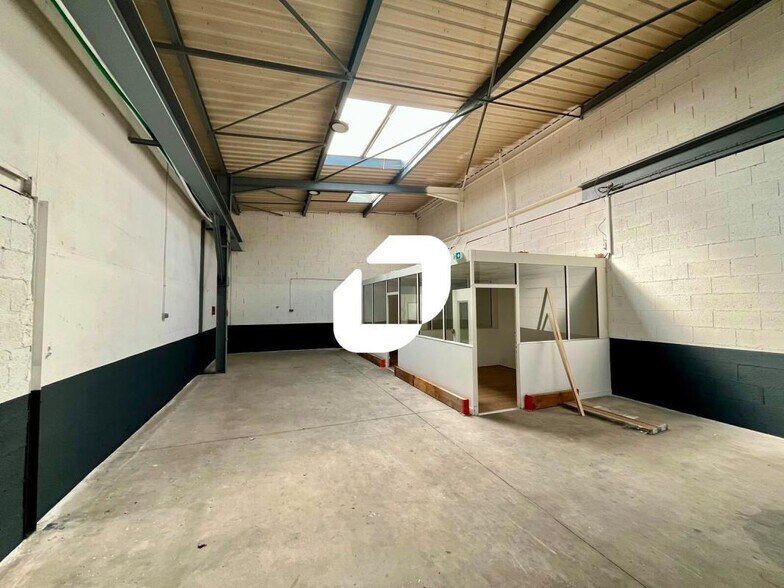 Flex in Venissieux for lease - Interior Photo - Image 3 of 7