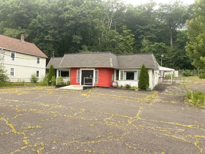 2407 Winsted Rd, Torrington, CT à vendre - Photo du bâtiment - Image 2 de 4