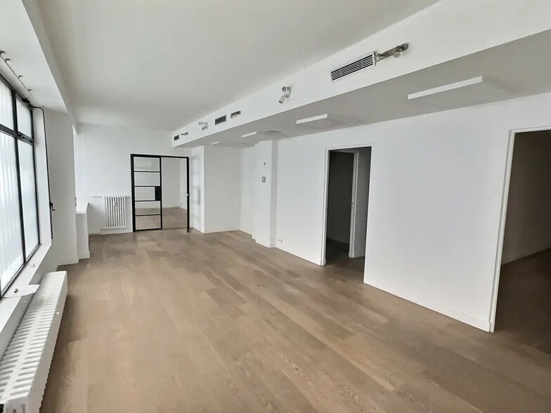 Office in Paris for lease - Interior Photo - Image 1 of 10