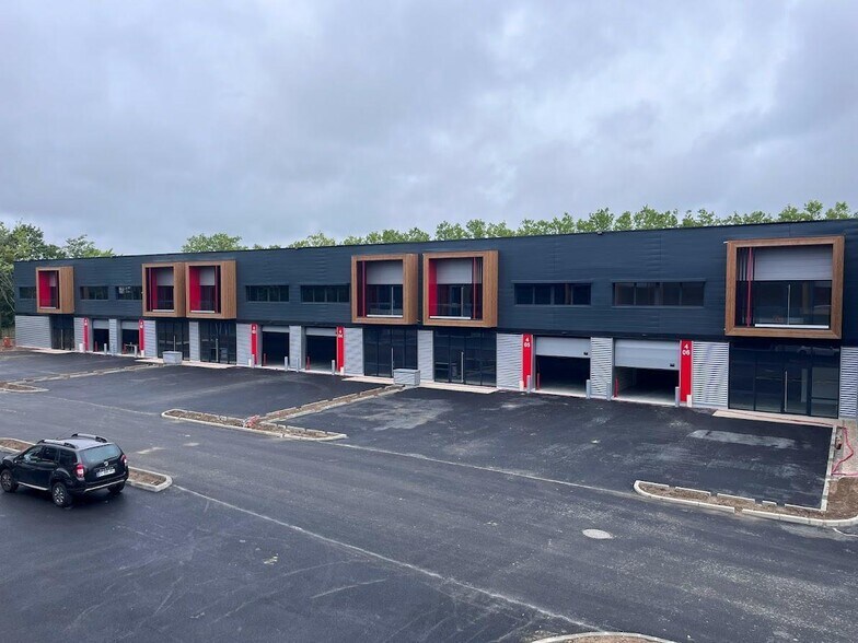 Flex in Éragny for lease - Building Photo - Image 2 of 22