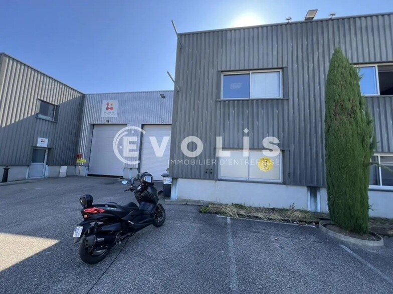 Bureau dans Mions à louer - Photo du bâtiment - Image 1 de 17