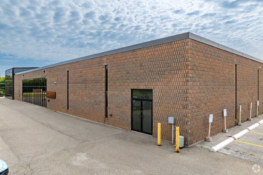 504 Iroquois Shore Rd, Oakville, ON for lease - Building Photo - Image 3 of 4