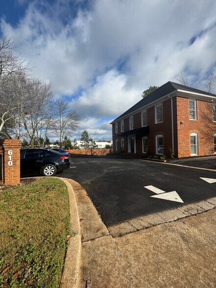 610 Colonial Park Dr, Roswell, GA à louer - Photo du bâtiment - Image 1 de 10