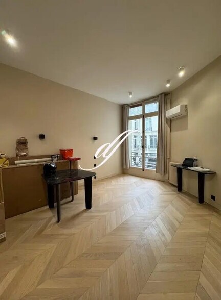 Retail in Paris for sale - Interior Photo - Image 1 of 5