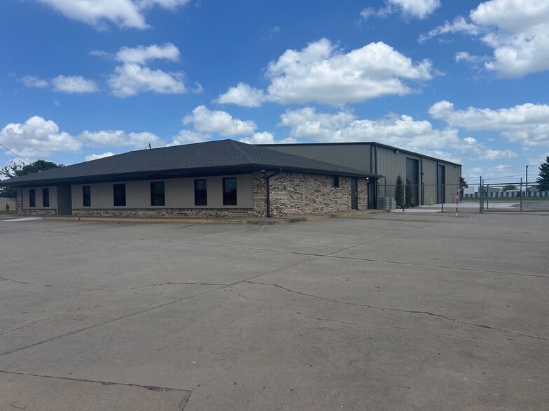 2404 S Broadway St, Oklahoma City, OK for lease - Building Photo - Image 2 of 12
