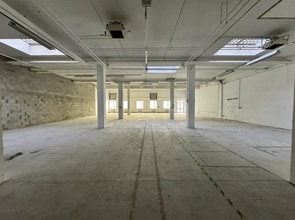 Office in Villeneuve-la-Garenne for lease Building Photo- Image 2 of 11