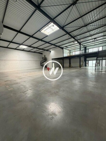 Flex in Le Thillay for lease - Interior Photo - Image 2 of 5